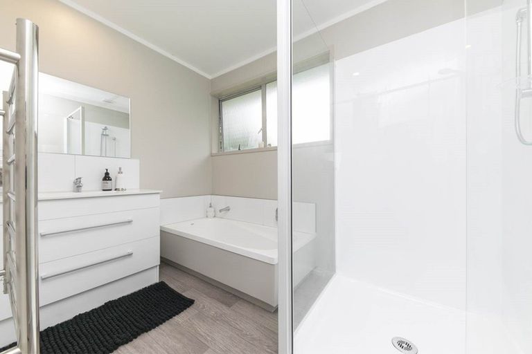Photo of property in 35 Kemp Road, Massey, Auckland, 0614
