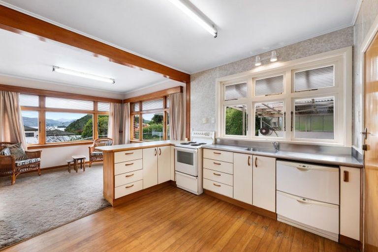 Photo of property in 15 Taranaki Street, Picton, 7220