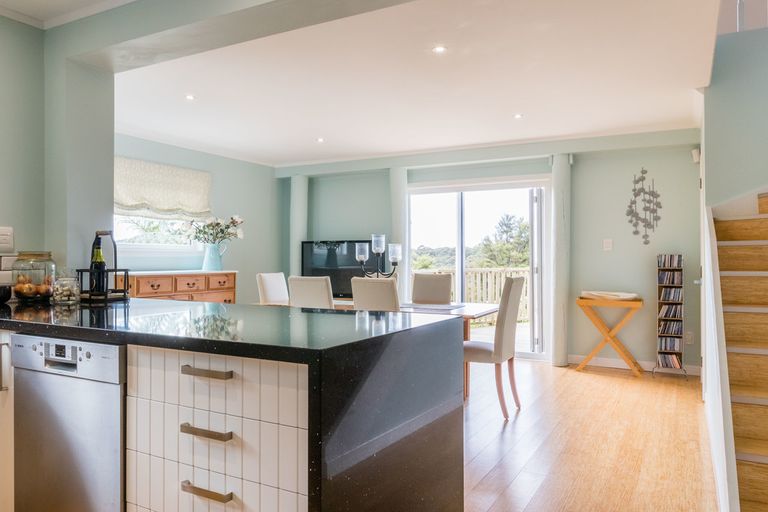 Photo of property in 24 Deirdre Place, Titirangi, Auckland, 0604