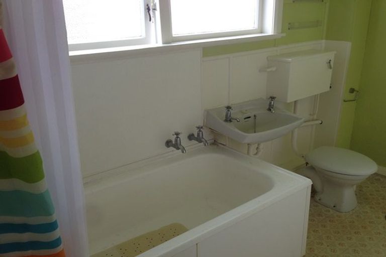 Photo of property in 28 Farnham Avenue, Highbury, Palmerston North, 4412