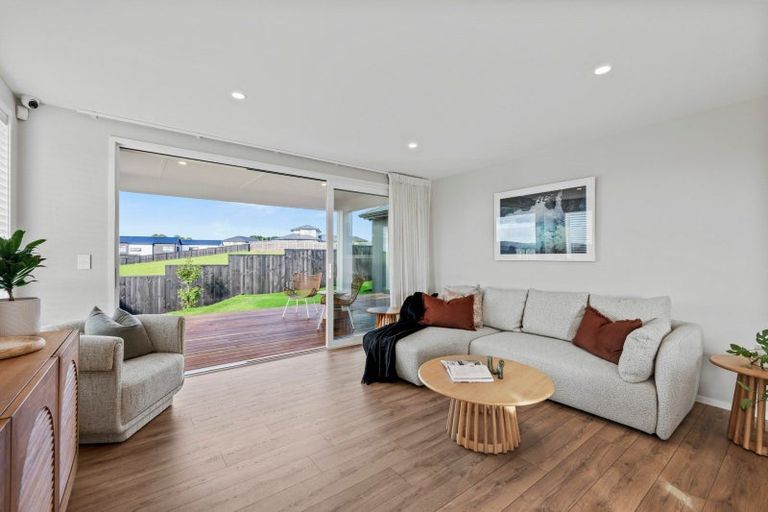 Photo of property in 42 Opouatu Avenue, Glenbrook, 2681