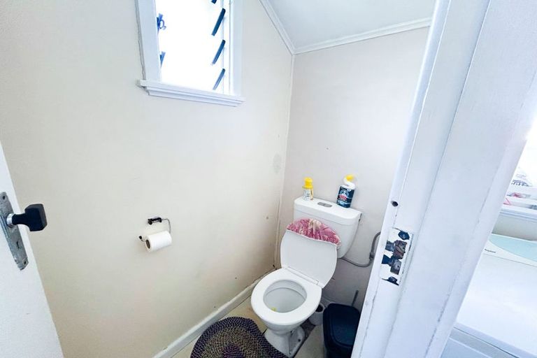 Photo of property in 52 Hutchinson Avenue, New Lynn, Auckland, 0600