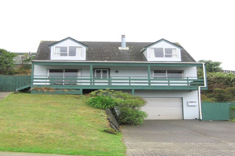 Photo of property in 7 Fitzpatrick Street, Newlands, Wellington, 6037