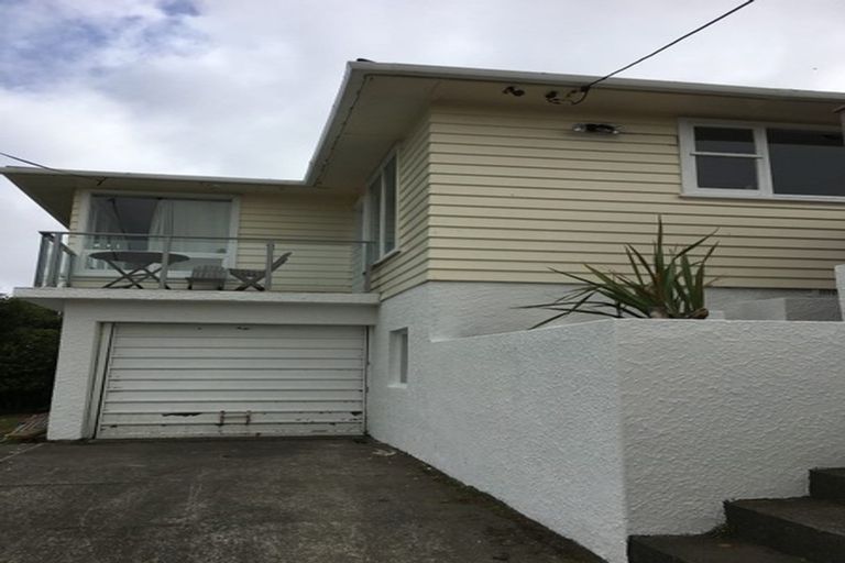 Photo of property in 126 Glanmire Road, Newlands, Wellington, 6037