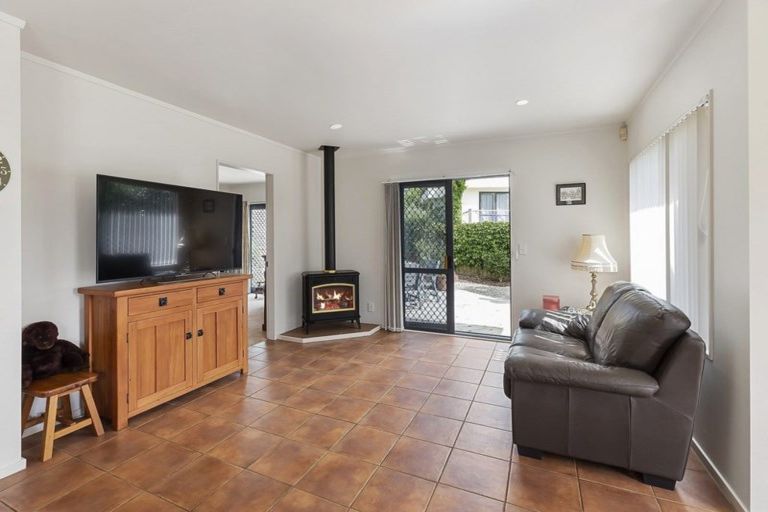 Photo of property in 13 Lanyon Place, Whitby, Porirua, 5024