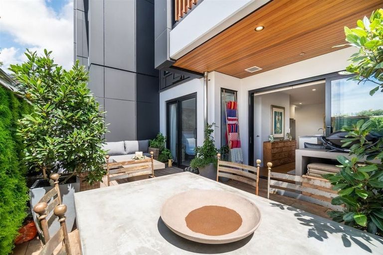 Photo of property in Frank Sargeson Apts, 4/80g Anzac Street, Takapuna, Auckland, 0622