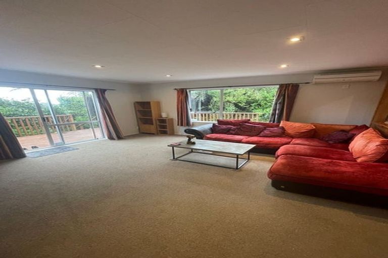 Photo of property in 30b Cheltenham Terrace, Newlands, Wellington, 6037