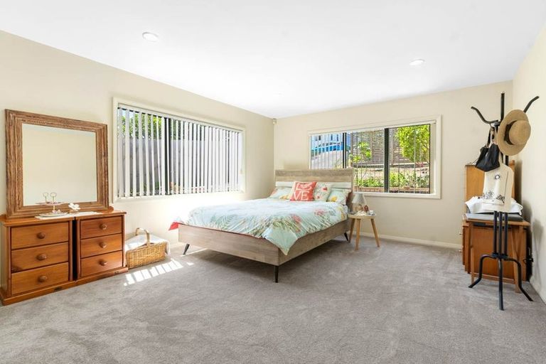 Photo of property in 1/230 East Coast Road, Forrest Hill, Auckland, 0620