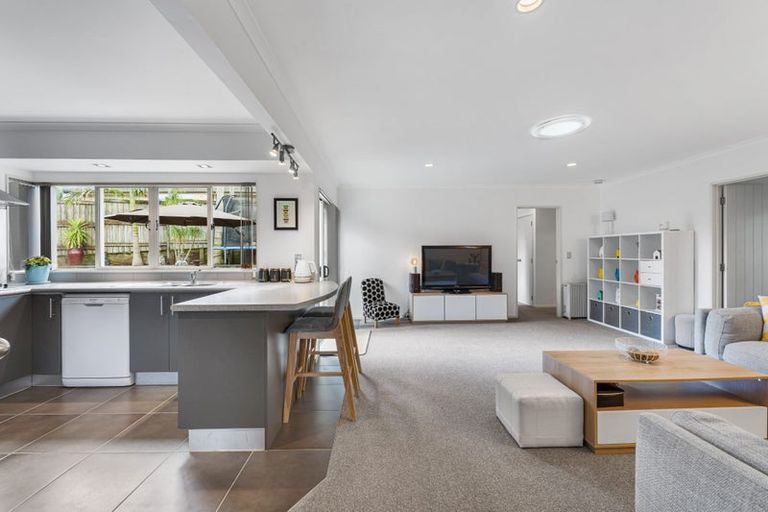 Photo of property in 16 Fernloche Place, Flat Bush, Auckland, 2016