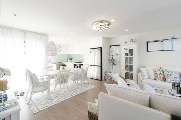 Photo of property in 90c Seymour Road, Sunnyvale, Auckland, 0612
