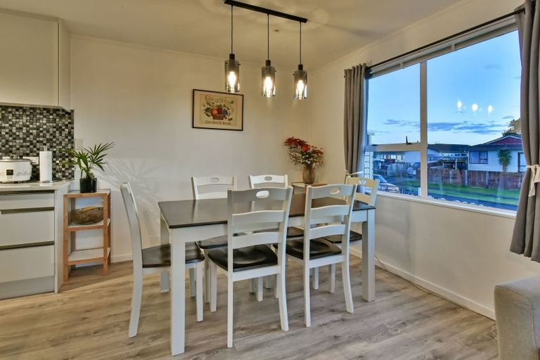 Photo of property in 2/18 Etherton Drive, Weymouth, Auckland, 2103