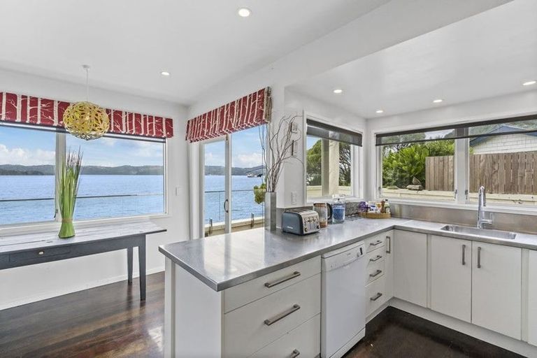 Photo of property in 515 Marine Drive, Sunshine Bay, Lower Hutt, 5013