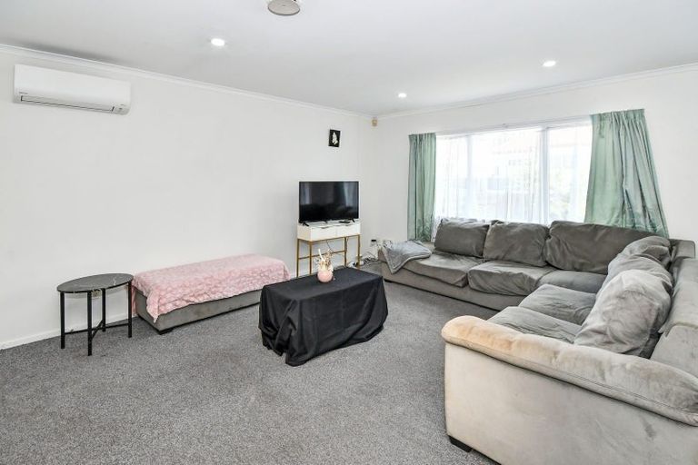 Photo of property in 1/11 Kirklow Place, Goodwood Heights, Auckland, 2105