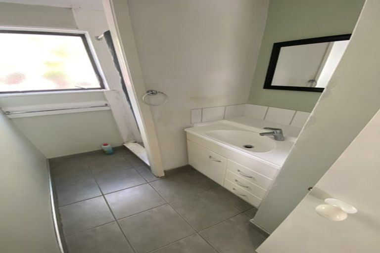 Photo of property in 2/138 Sunset Road, Unsworth Heights, Auckland, 0632