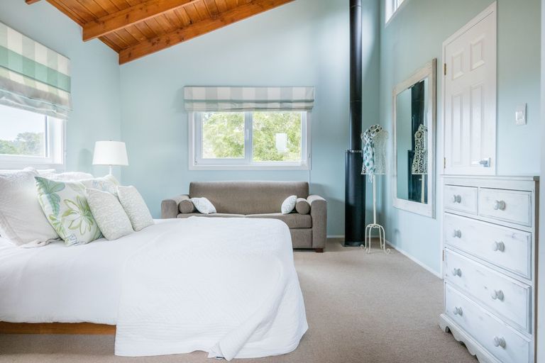 Photo of property in 24 Deirdre Place, Titirangi, Auckland, 0604