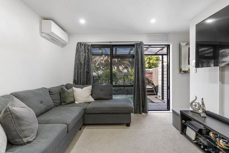 Photo of property in 2/4 Harry Ward Place, Henderson, Auckland, 0610