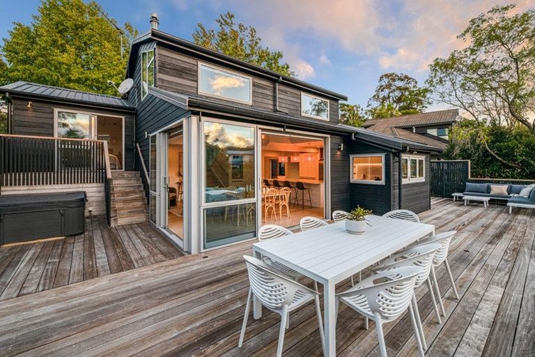 Photo of property in 22 Woodfern Crescent, Titirangi, Auckland, 0604