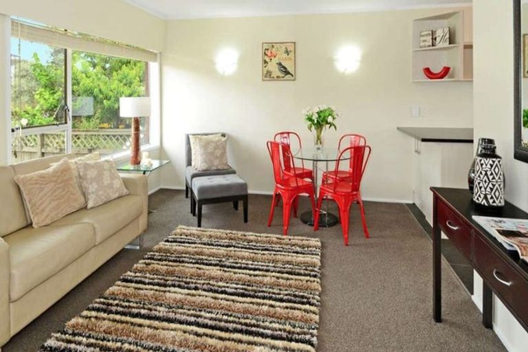 Photo of property in 2/123 Birkdale Road, Birkdale, Auckland, 0626