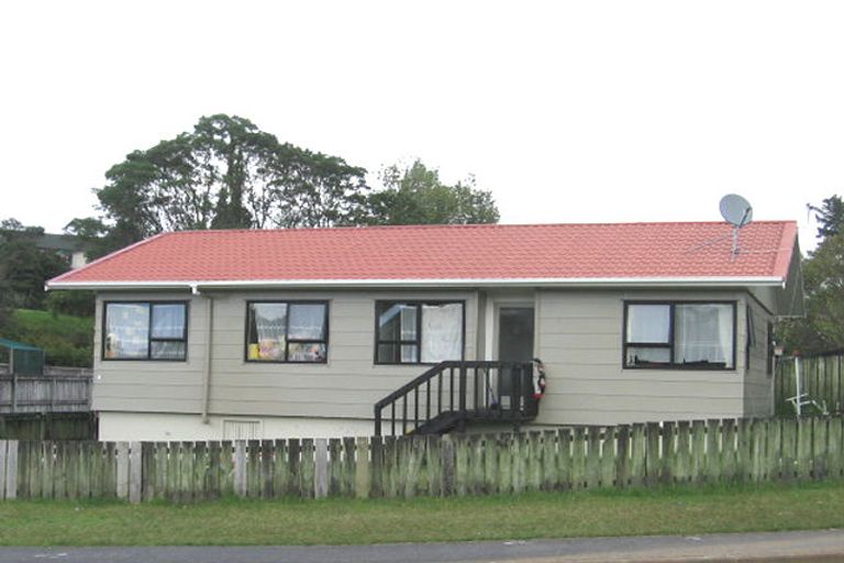 Photo of property in 10c Holmes Drive South, Massey, Auckland, 0614