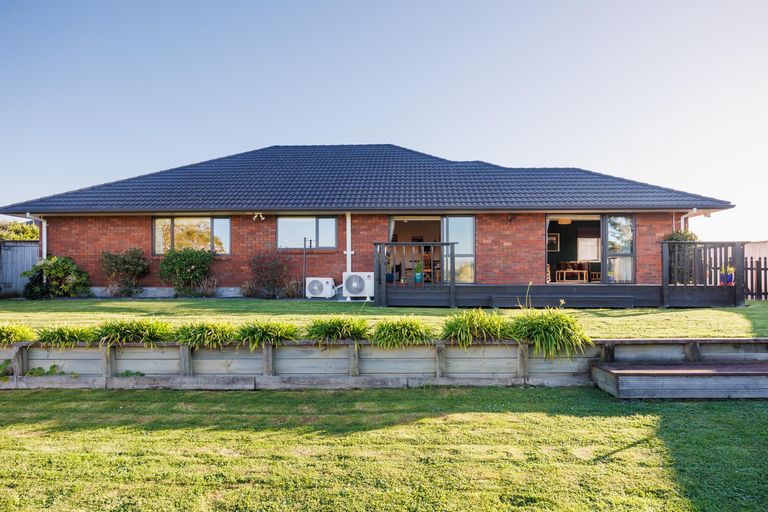 Photo of property in 12 Ron Place, Fitzherbert, Palmerston North, 4410