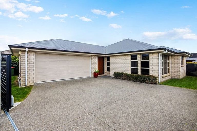 Photo of property in 18 Gibbston Close, Huntington, Hamilton, 3210