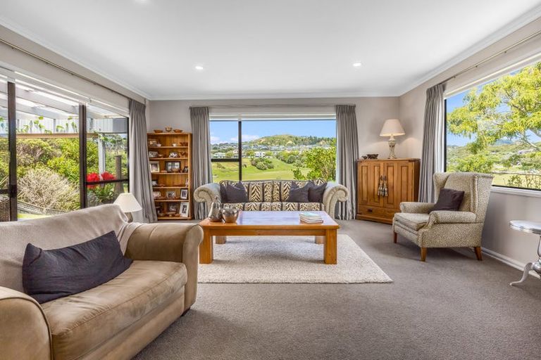 Photo of property in 39 Saunders Close, Whitby, Porirua, 5024