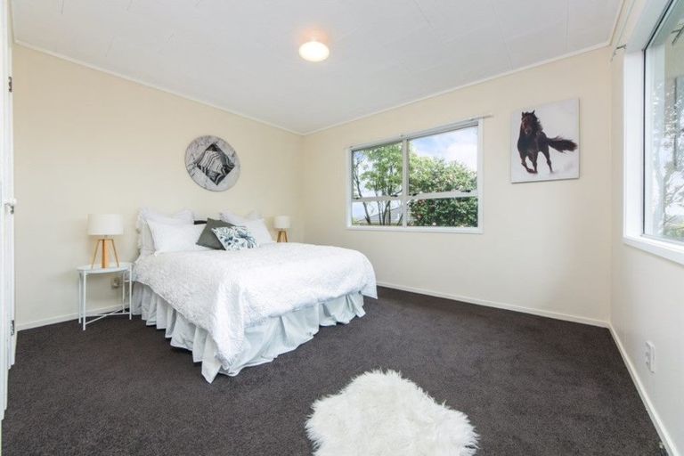 Photo of property in 28 Meadowood Drive, Unsworth Heights, Auckland, 0632
