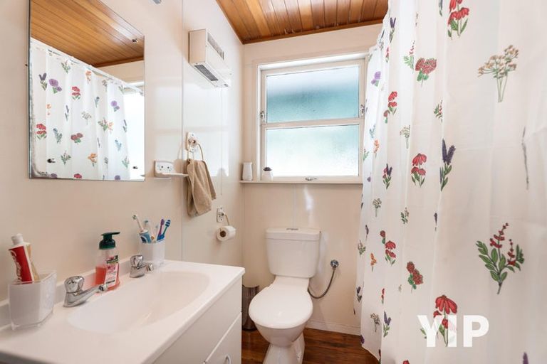 Photo of property in 74 Newlands Road, Newlands, Wellington, 6037