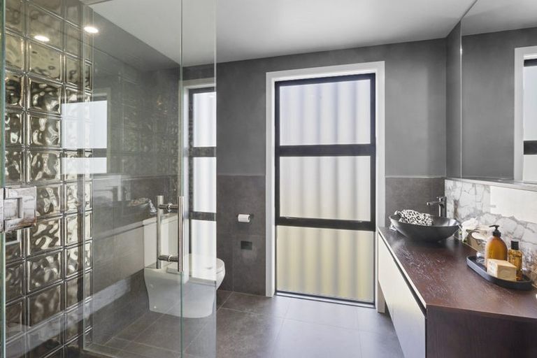 Photo of property in 2/11a Baring Terrace, Strandon, New Plymouth, 4312