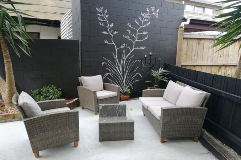 Photo of property in 18 George Herring Place, Glen Eden, Auckland, 0602