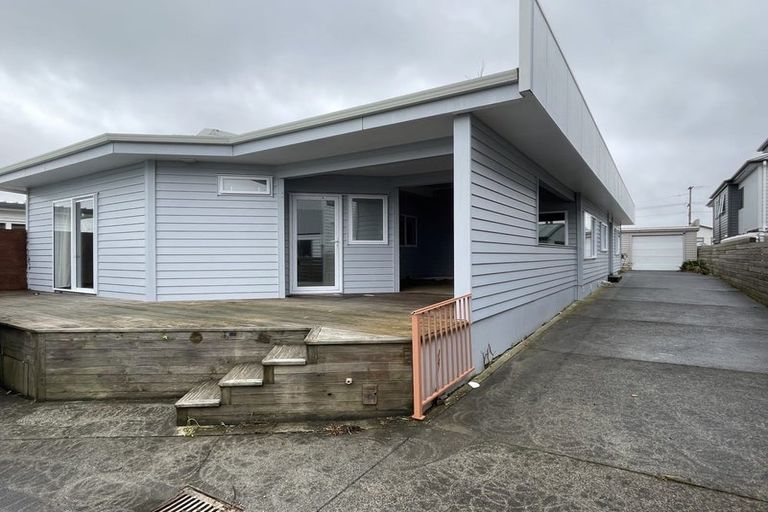 Photo of property in 16 River Road, Te Atatu Peninsula, Auckland, 0610