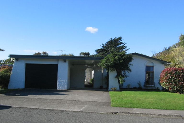 Photo of property in 100 Churton Drive, Churton Park, Wellington, 6037