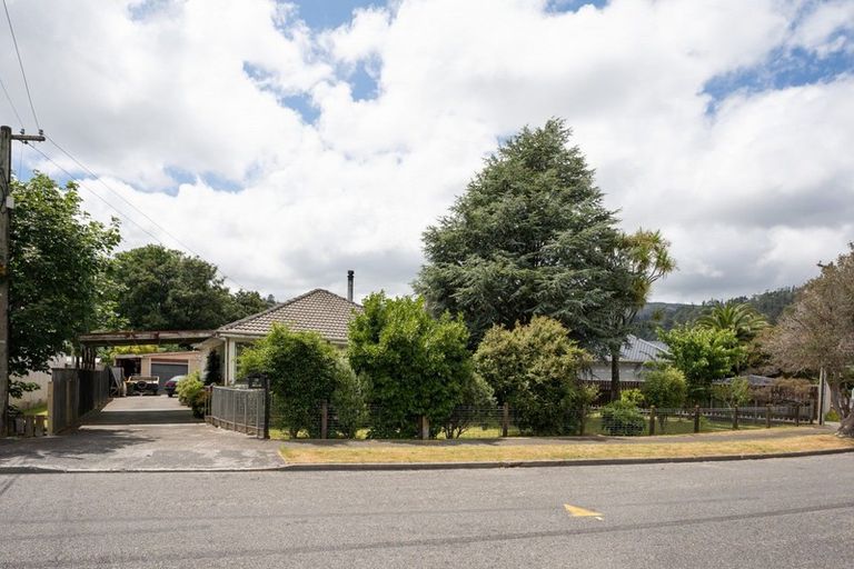 Photo of property in 18 Gibbs Crescent, Wainuiomata, Lower Hutt, 5014