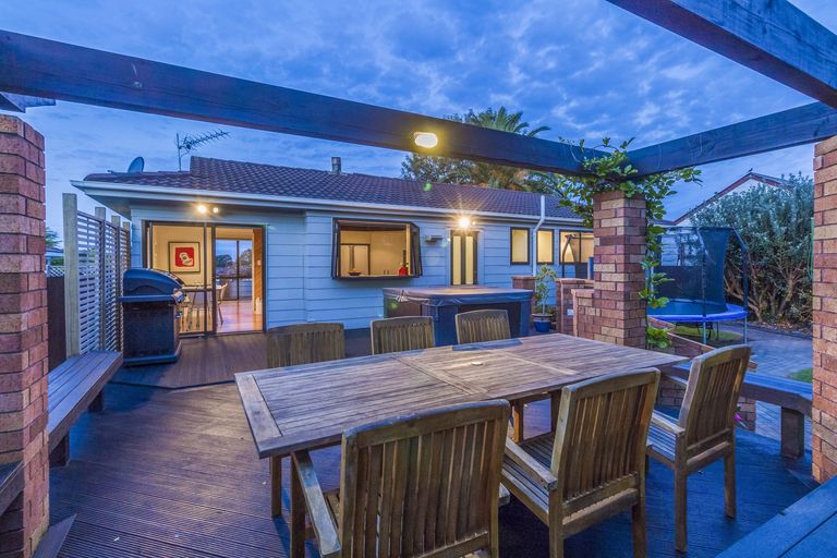 Photo of property in 26 Granville Drive, Massey, Auckland, 0614