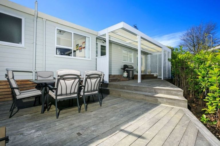 Photo of property in 4 Rook Place, Unsworth Heights, Auckland, 0632