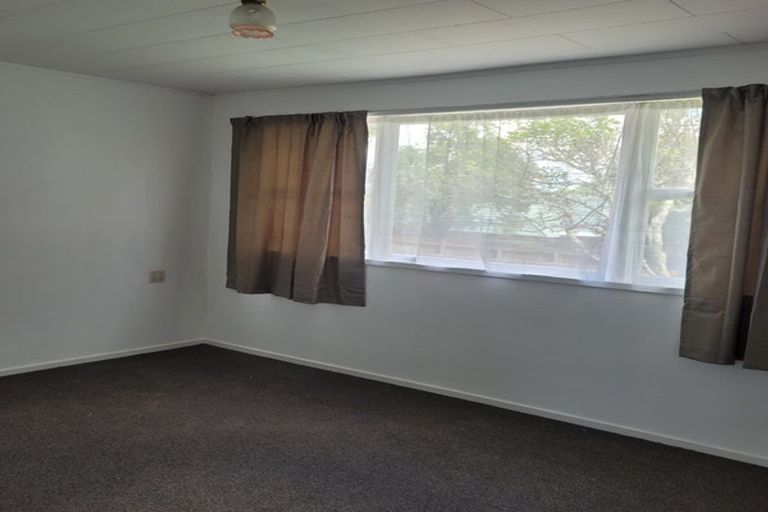 Photo of property in 15 Craigbank Avenue, New Lynn, Auckland, 0600