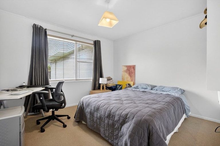 Photo of property in 12 Garmons Way, Castor Bay, Auckland, 0620