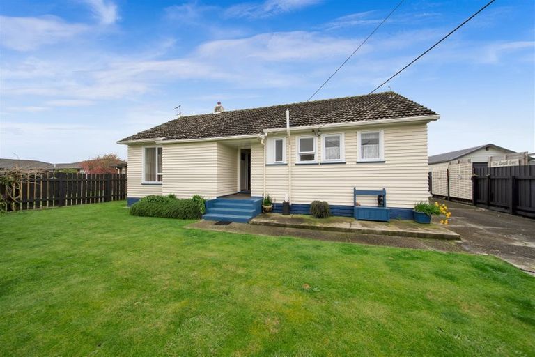Photo of property in 10 Robbins Crescent, Hawera, 4610