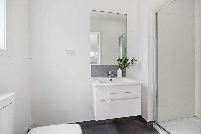 Photo of property in 26 Pickwick Parade, Mellons Bay, Auckland, 2014