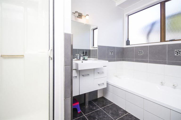 Photo of property in 26 Granville Drive, Massey, Auckland, 0614