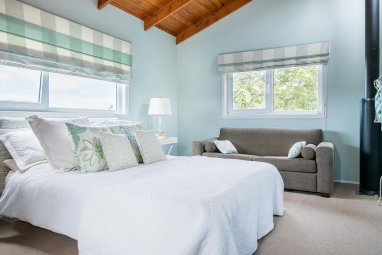 Photo of property in 24 Deirdre Place, Titirangi, Auckland, 0604