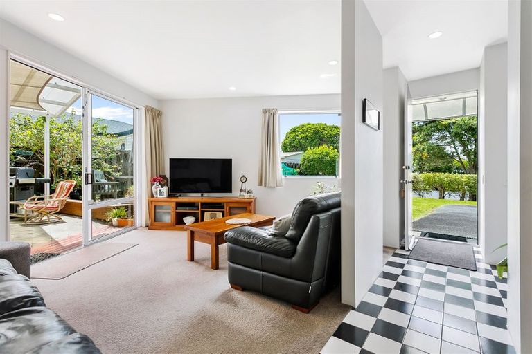 Photo of property in 11 Fathom Place, Te Atatu Peninsula, Auckland, 0610