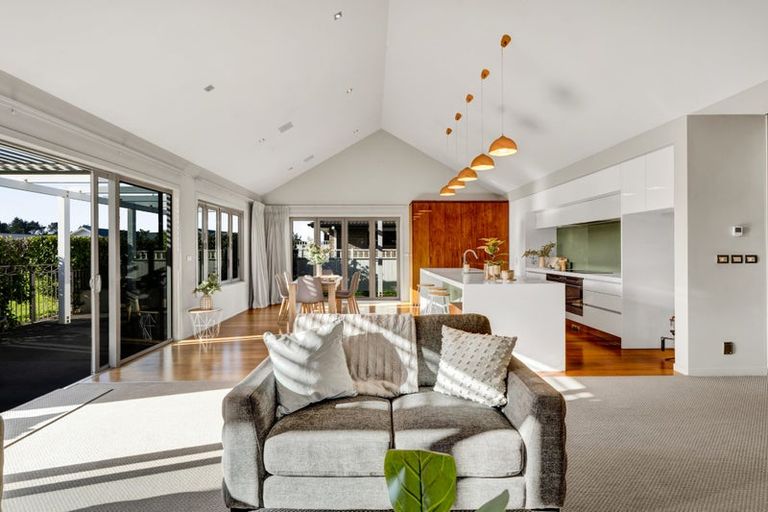 Photo of property in 1 Gleneagles Way, Waiwhakaiho, New Plymouth, 4312