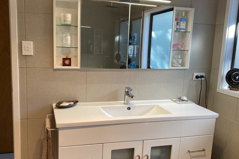 Photo of property in 16 Quincey Place, Massey, Auckland, 0614