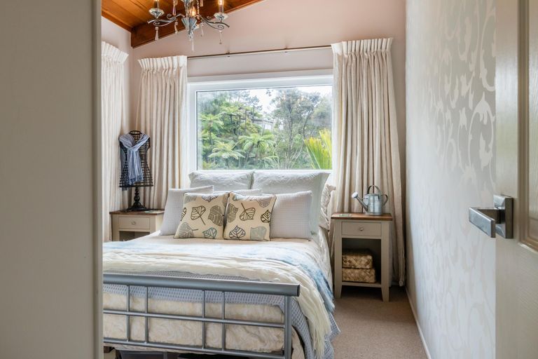 Photo of property in 24 Deirdre Place, Titirangi, Auckland, 0604