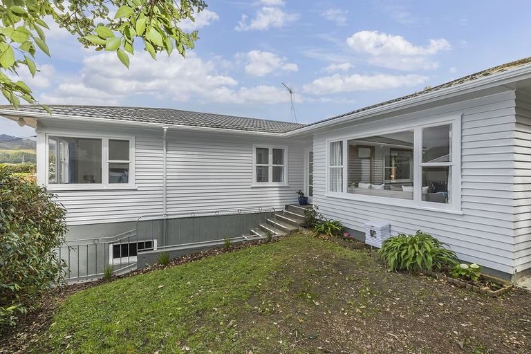 Photo of property in 9 Lane Crescent, Tawa, Wellington, 5028