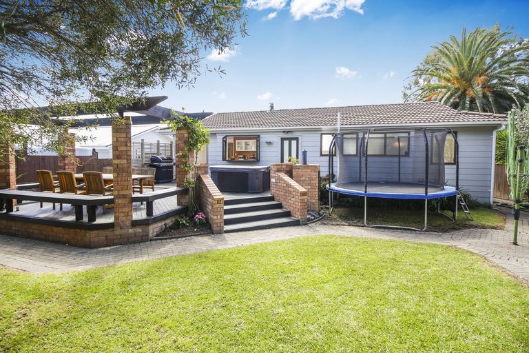 Photo of property in 26 Granville Drive, Massey, Auckland, 0614