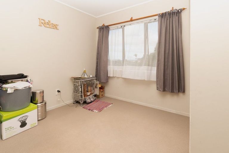 Photo of property in 13 Kearney Place, Massey, Auckland, 0614