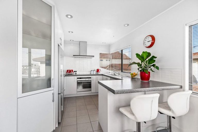 Photo of property in 2/1 Bluefin Way, West Harbour, Auckland, 0618