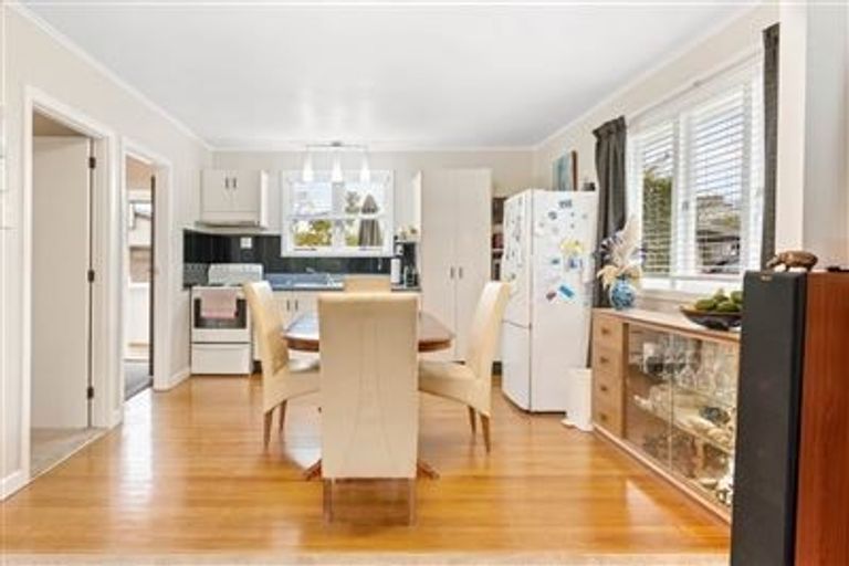 Photo of property in 3 Rewarewa Road, Te Atatu Peninsula, Auckland, 0610